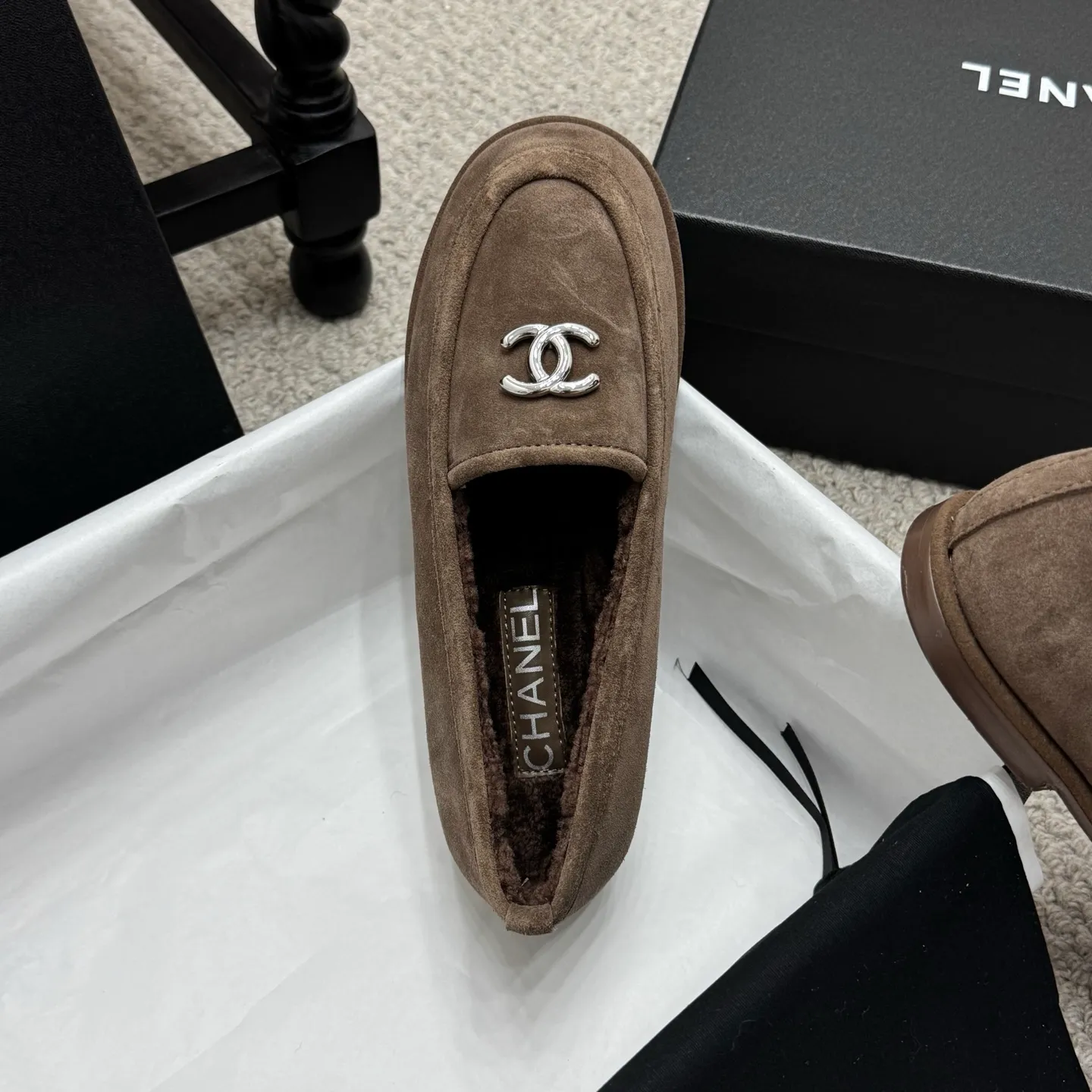 👟👟Ex-factory price 600👟👟 Classic model 🇨🇳ChaneL 25K Teddy fur loafers Simple and high-end design, super versatile! Double C logo embellishment! Imported suede has the texture of natural animal leather visible to the naked eye! The top version is stress-free when entering and exiting the cabinet. It has a bookish texture on the feet and feels great on the feet. Versatile item. ✅Upper: Customized imported suede. ✅Inner lining: imported lamb wool. ✅Outsole: imported genuine leather. ✅Size: 35-40. ✅Comes with a full set of packaging.